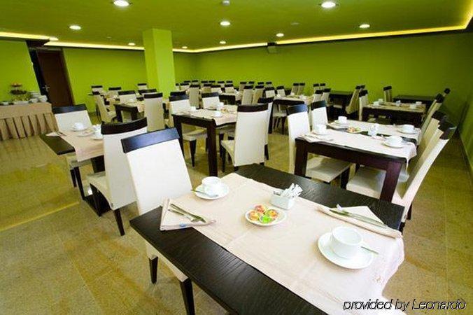 Hotel Royal Nayef Portonovo Restaurant foto